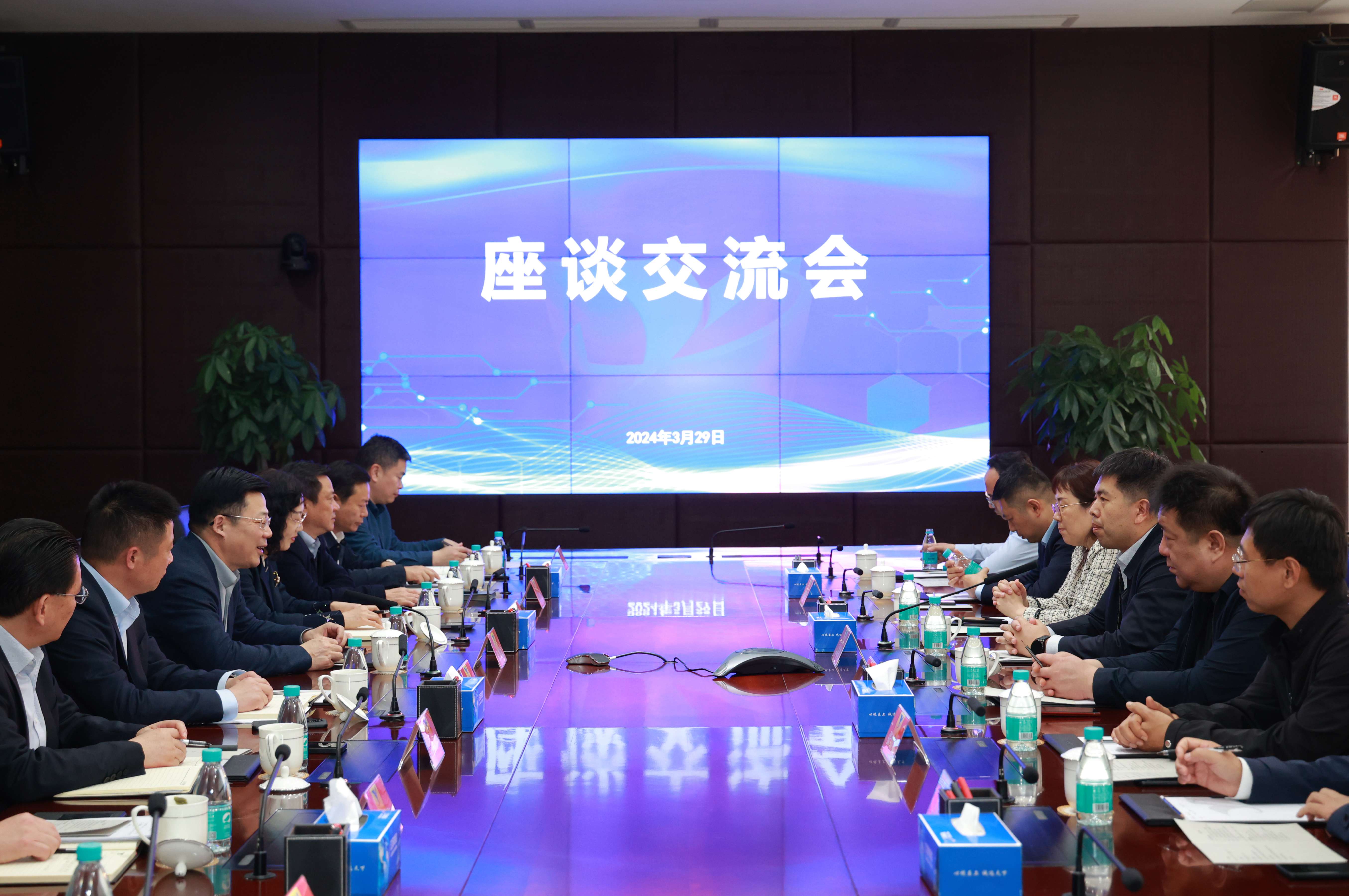 张乃文会见山西交通物流多多28党委书记、董事长岳晋峰